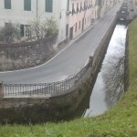 Kanal an der Mauer Bild eines Kanals in Lucca